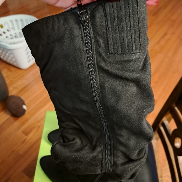 Boots - Picture 6 of 7